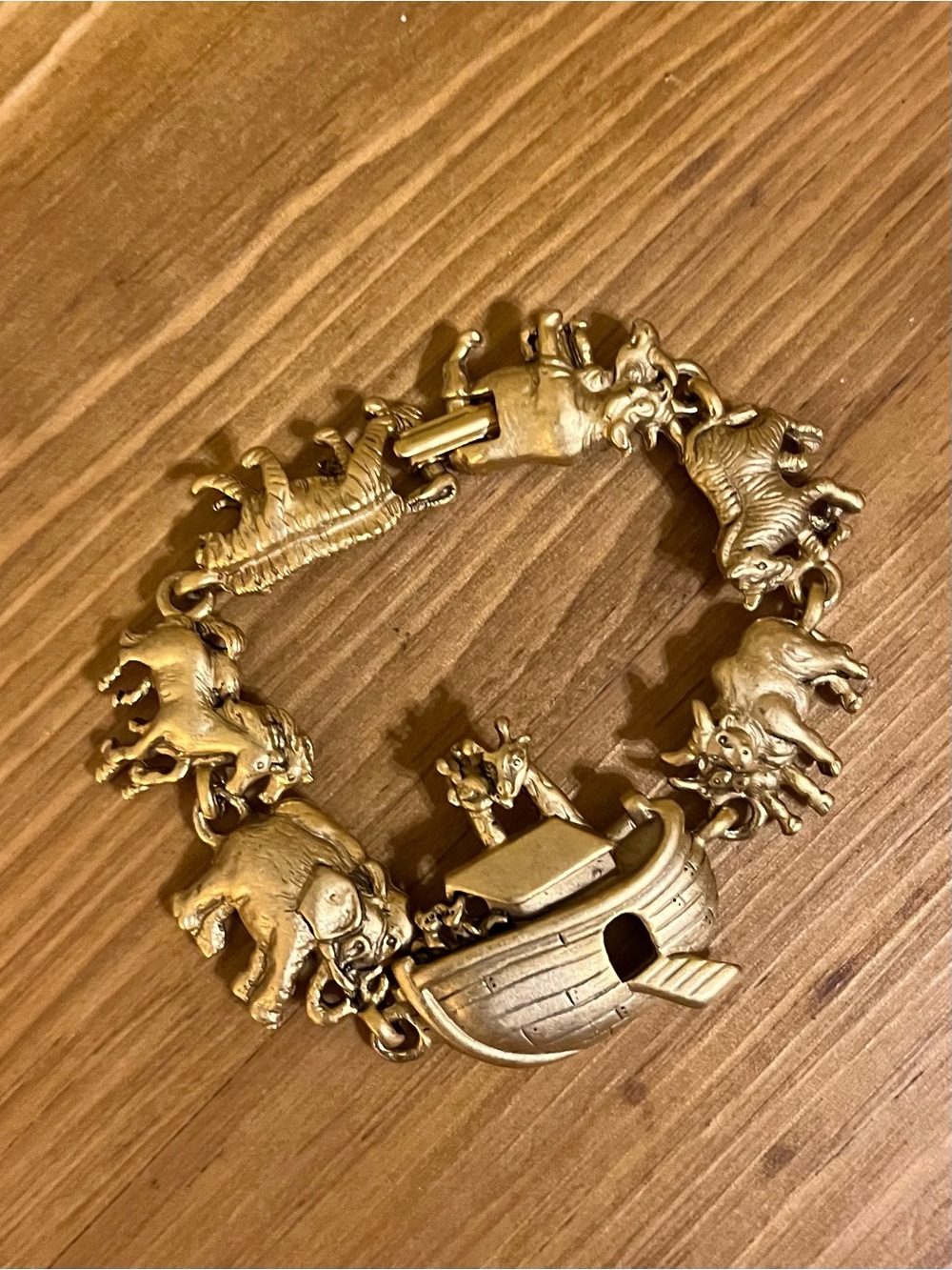 AJC signed Noah’s Ark bracelet in gold tone with a fold over clasp 6 1/4” - Picture 3 of 12